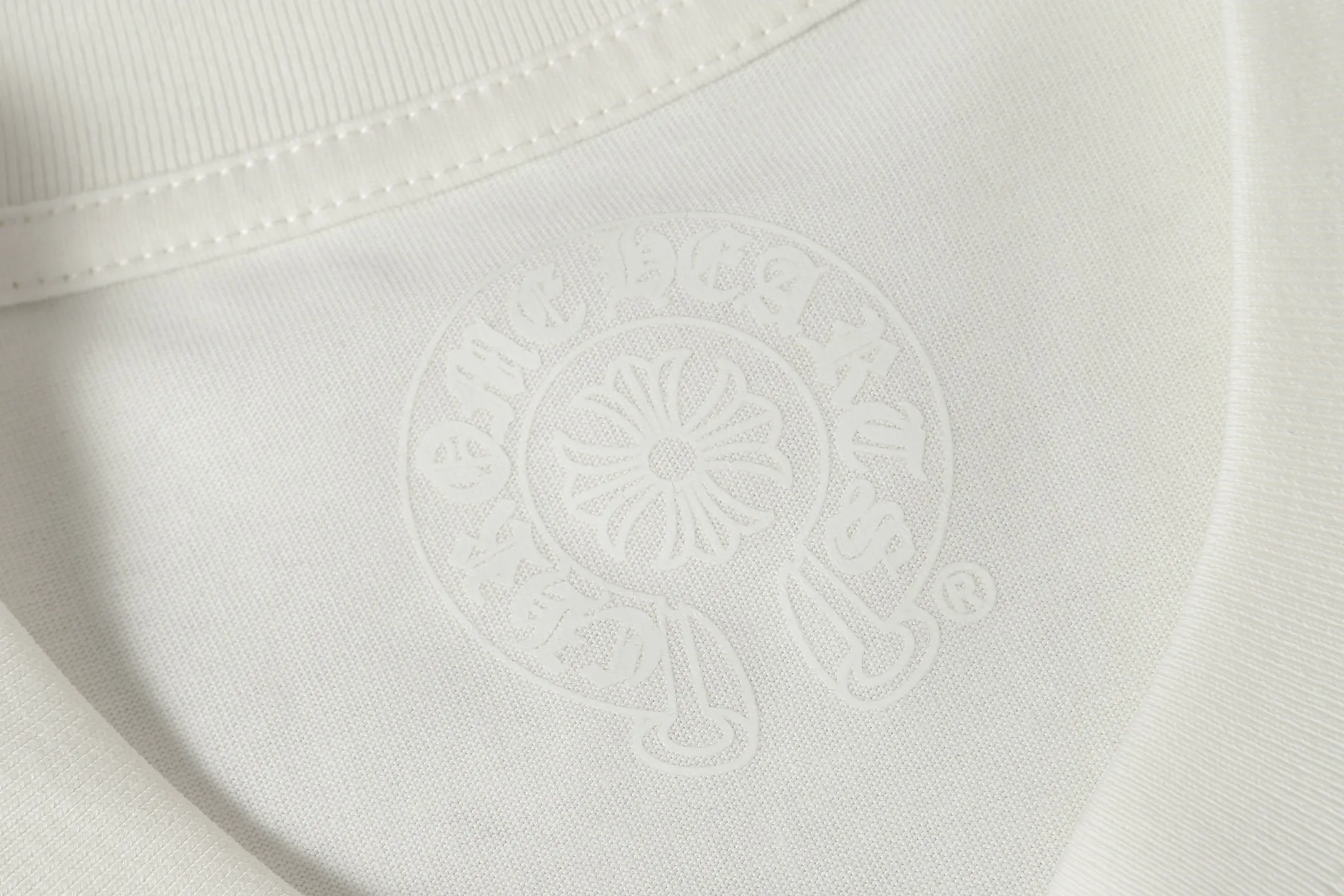 P150 Chrome Hearts CH Chrome Hearts colorful horseshoe Sanskrit city limited letter printed short-sleeved T-shirt Printed with direct injection imported machine Hardware and accessories are all milled and customized Correctly configured Black 2025 Chrome Hearts authentic packaging 260 grams of custom-dyed double yarn cotton Large version Loose and stylish Different from low version slim and long version The upper body stretches the hips 100% commitment: top quality Not fast food The highest version on the market Top quality - different from the ordinary versions on the market If you care about quality, you should also respect the price. Absolutely 0 after-sales service and 0 return rate so far. It’s hard not to love the style - 260g double yarn cotton custom dyed fabric - Correct high-density main mark, washed tag, hand-sewn